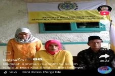 Gempar! Pria dan 2 Wanita...