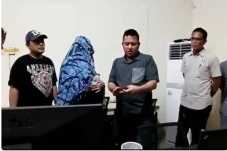 Polisi Gerebek Kantor...