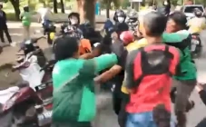 Pengamen Babak Belur...