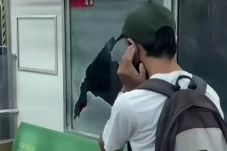 Viral Kaca KRL Pecah...