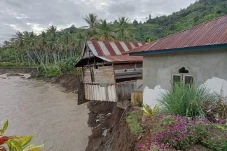 1 Rumah Hanyut dan 3...