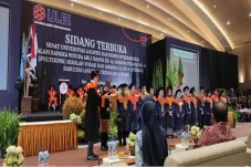 ULBI Lantik 744 Wisudawan,...