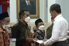 Jokowi Bagi-bagi 1,5...