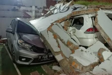 Tembok Pembatas Gedung...