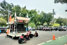 Buruh Demo di Depan...
