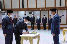 Uus Kuswanto Gantikan...