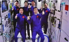 Pertama Kali, 6 Astronot...