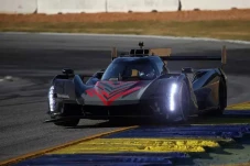 Mobil Balap Hybrid Cadillac...