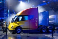 Tesla Selesaikan Pengiriman...
