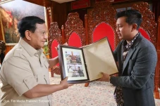 Prabowo Selipkan Doa...