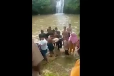 Lompat Dari Air Terjun...