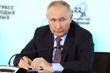 Putin Dilaporkan Jatuh...