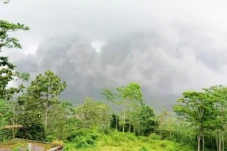 Gunung Semeru Keluarkan...