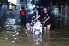 Tanggul Jebol, Satu...
