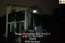 Dihantam Angin Kencang,...