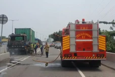 Truk Kontainer Terbakar...