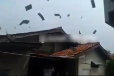 Heboh Hujan Uang di...