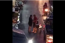 Pria Mabuk Bawa Pedang...