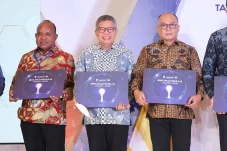 Taufan Pawe Raih Penghargaan...