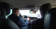 Putin Mengemudi Mobil...