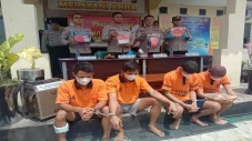 Modus untuk Kerja, Pria...