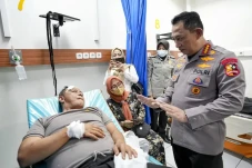 Kapolri Jenguk Korban...
