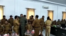 Kesal Dana Desa Dipotong,...