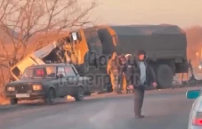 Truk Tentara Tabrak...