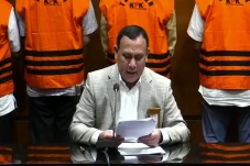 KPK Tahan Bupati Bangkalan...