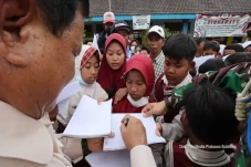 Anak-anak SD Rebutan...