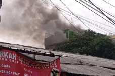 Kebakaran Rumah 3 Lantai...