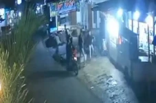 Dikalungi Celurit, Penjual...