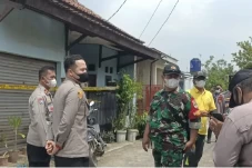 Mayat Membusuk Dalam...