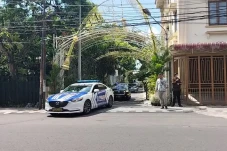 Kenakan Kemeja Putih,...