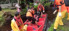 Asyik Memancing di Sungai,...