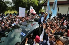 Disambut Ribuan Warga...
