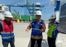 Bandingkan Makassar...