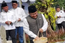 Ditanya Siapa yang Bisiki...