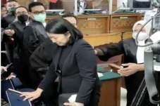 Putri Candrawathi Menangis...