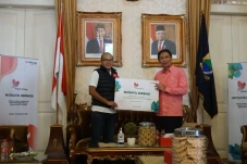 Mitratel Salurkan Bantuan...
