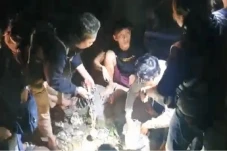 Sedang Asyik Rakit Panah...