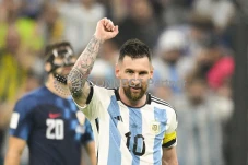 Lionel Messi Sentuh...