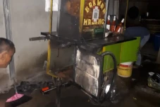 Apes! Gerobak Pedagang...