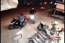 Maling Motor Berpistol...