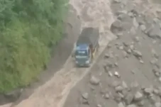 Menegangkan! Truk Terjebak...