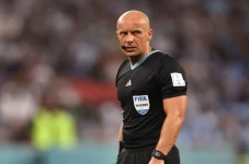 Wasit Szymon Marciniak...