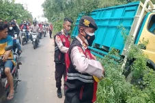 Diseruduk Truk Tanpa...