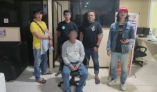 Anak Dilempar Kursi,...