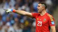 Kiper Emiliano Martinez...