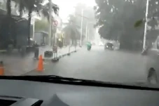 Heboh Hujan Es di Jakarta,...